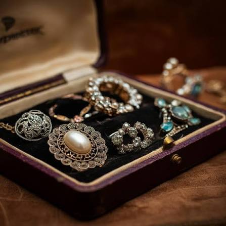 Estate rings, necklaces & bracelets